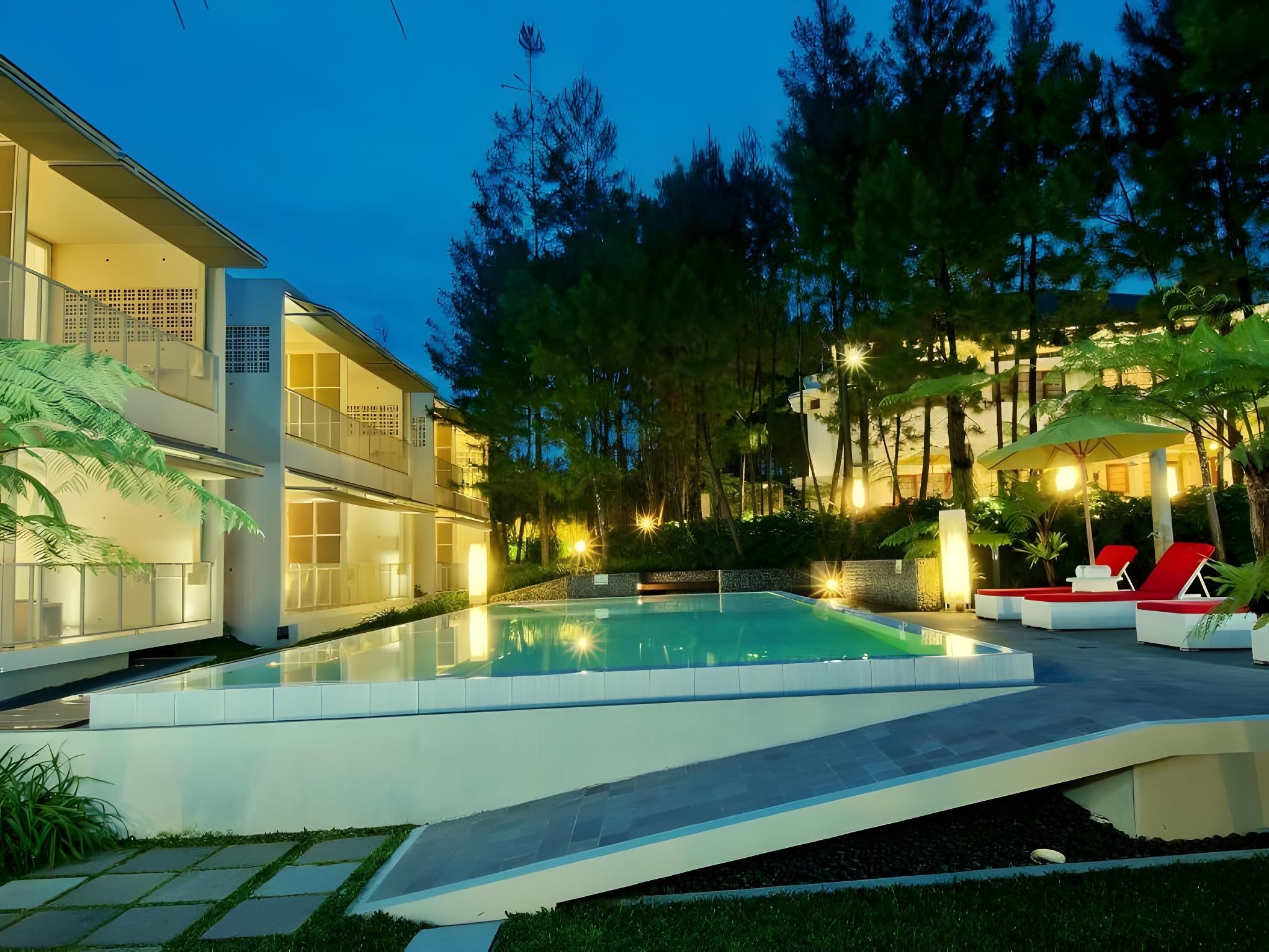 swimming pool [outdoor]