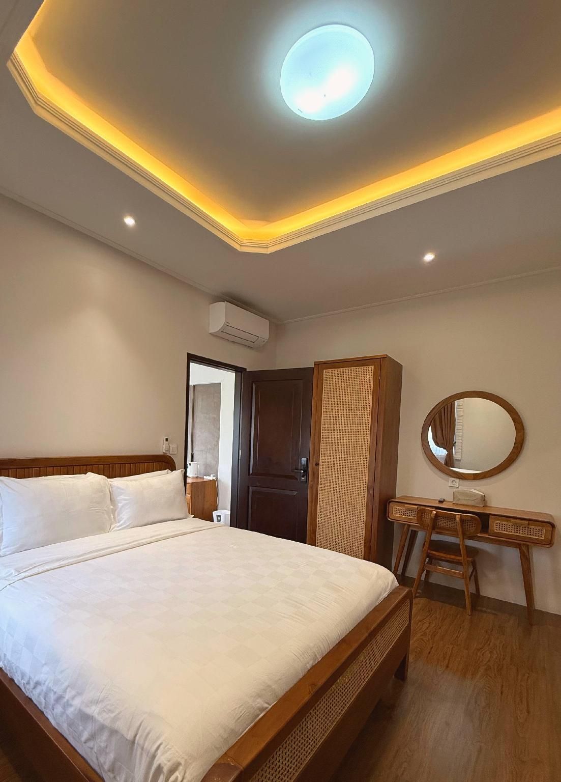 Deluxe - 1 Queen Bed