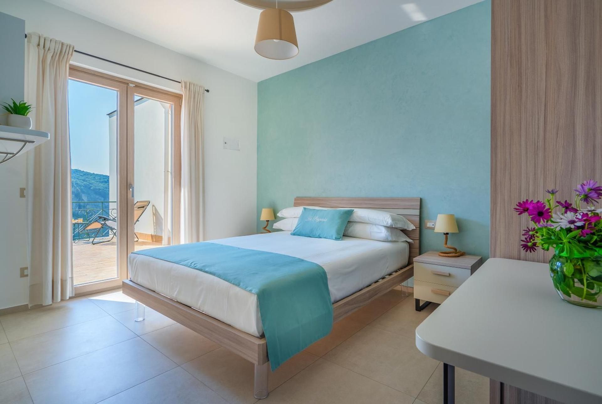Deluxe Double Room with Balcony and Sea View