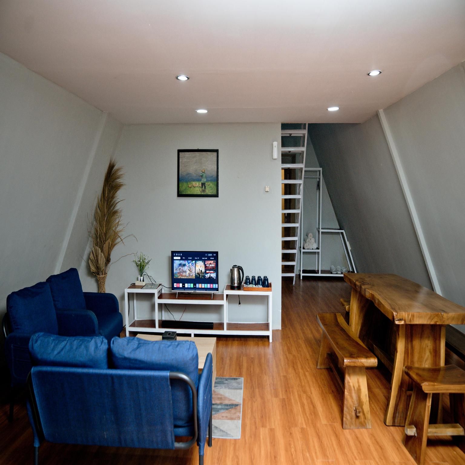 Grand Deluxe Family Room