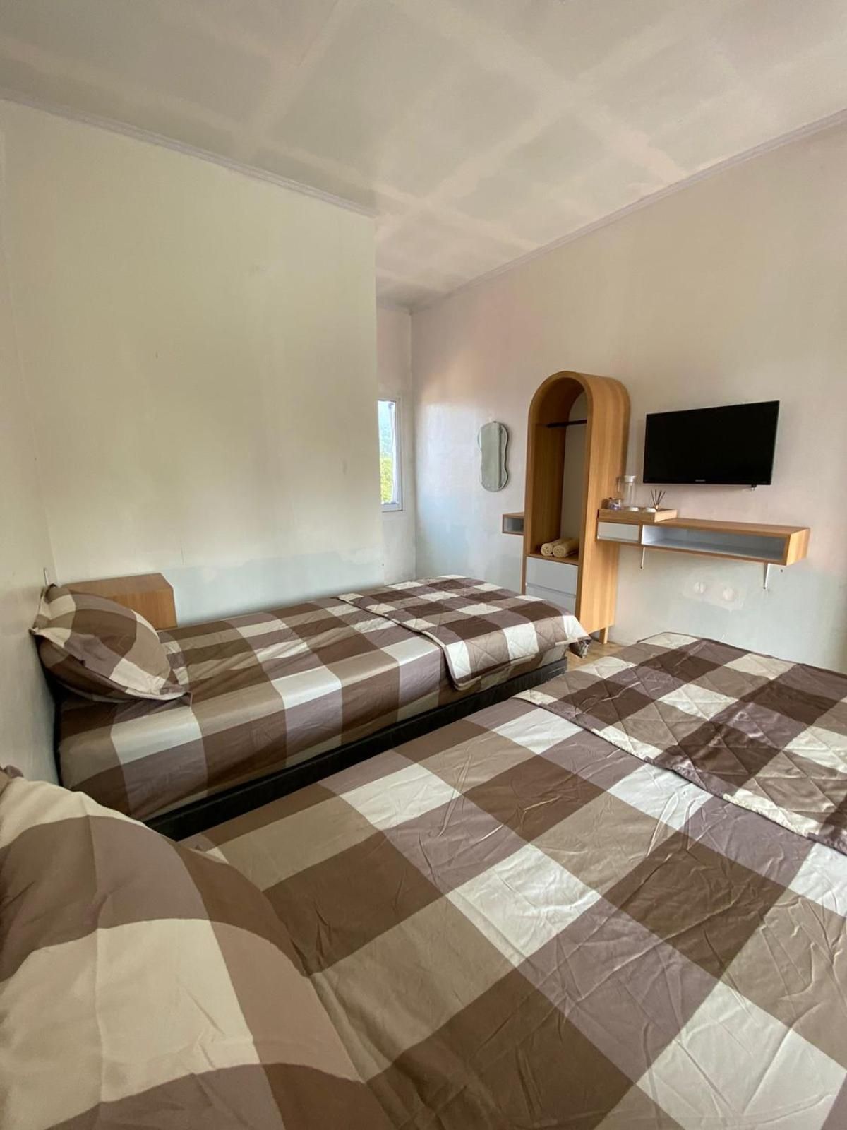 Urbanview Orchid Guest House Ciater Double Room with Mountain View 2