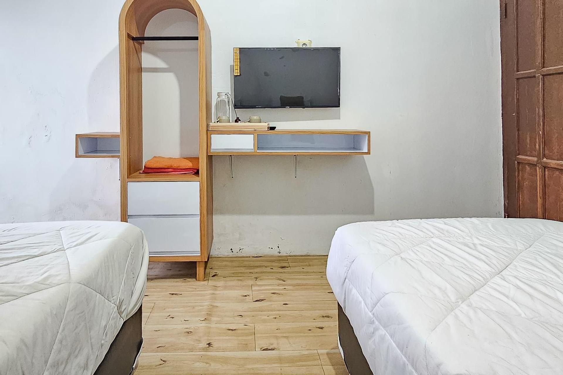 Urbanview Orchid Guest House Ciater Deluxe Twin 2