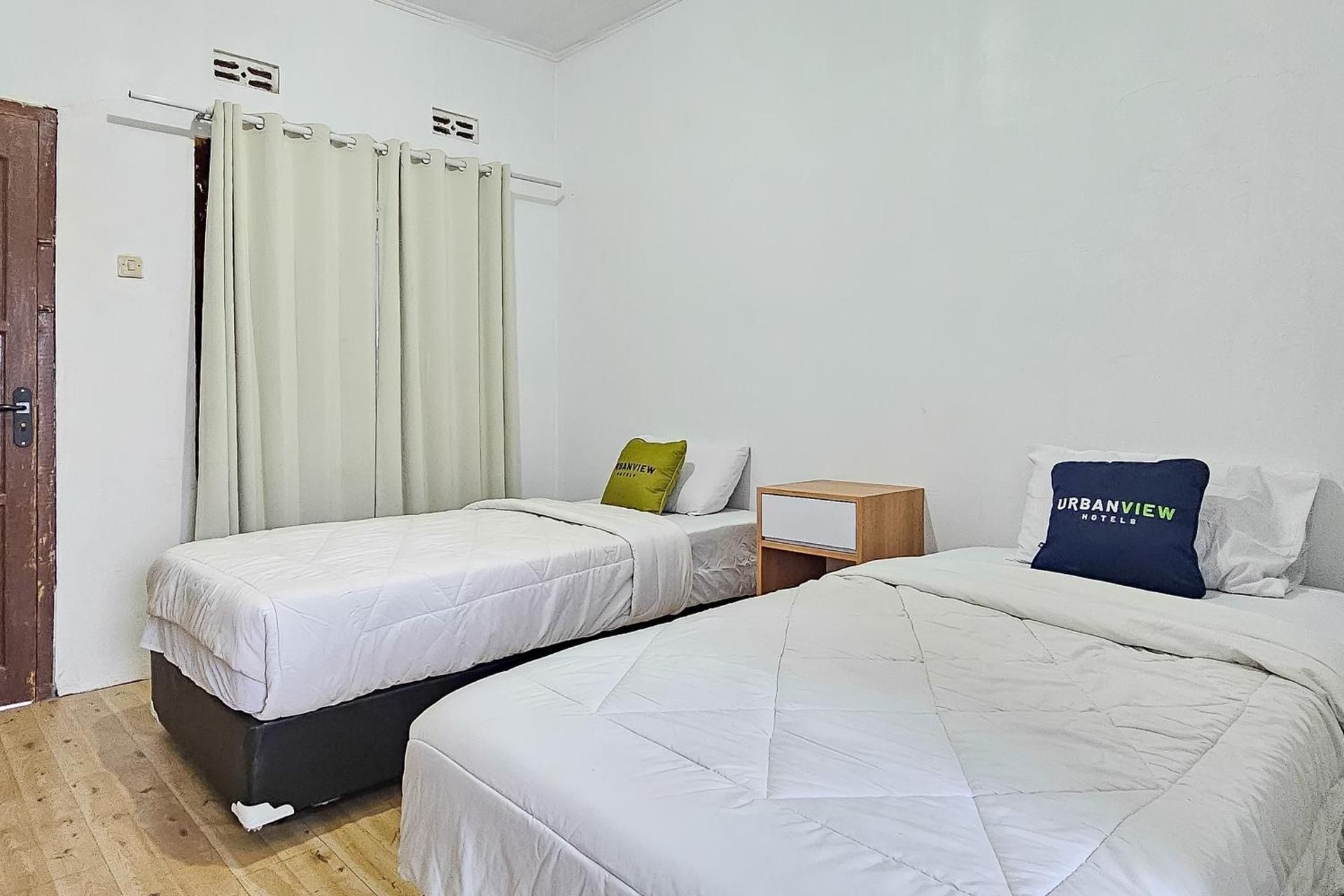 Urbanview Orchid Guest House Ciater Deluxe Twin 3