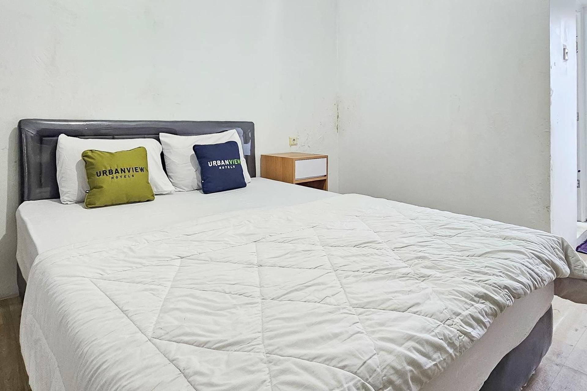 Urbanview Orchid Guest House Ciater Deluxe Room 2