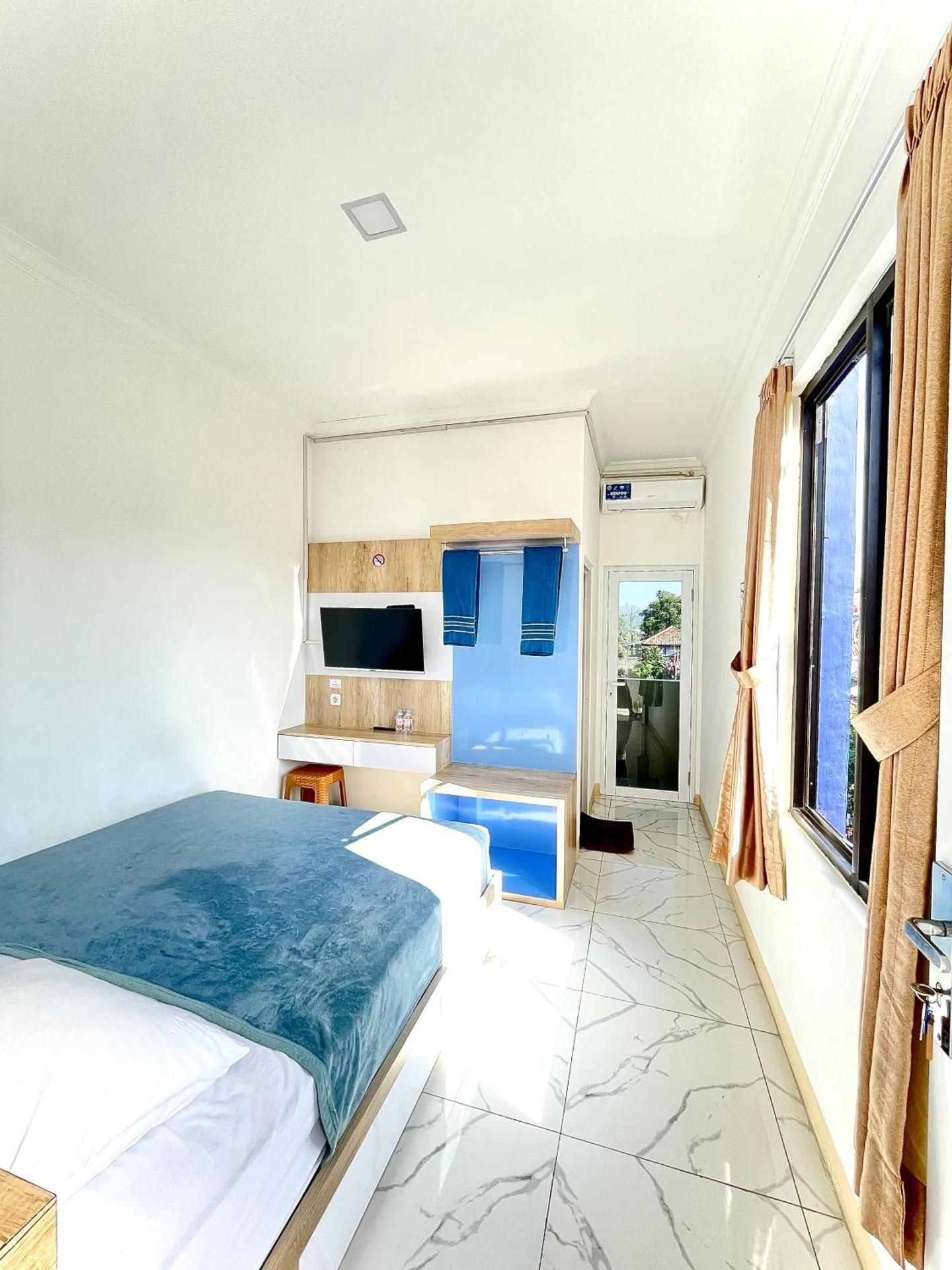 Balcony Premium Classic Mountain View