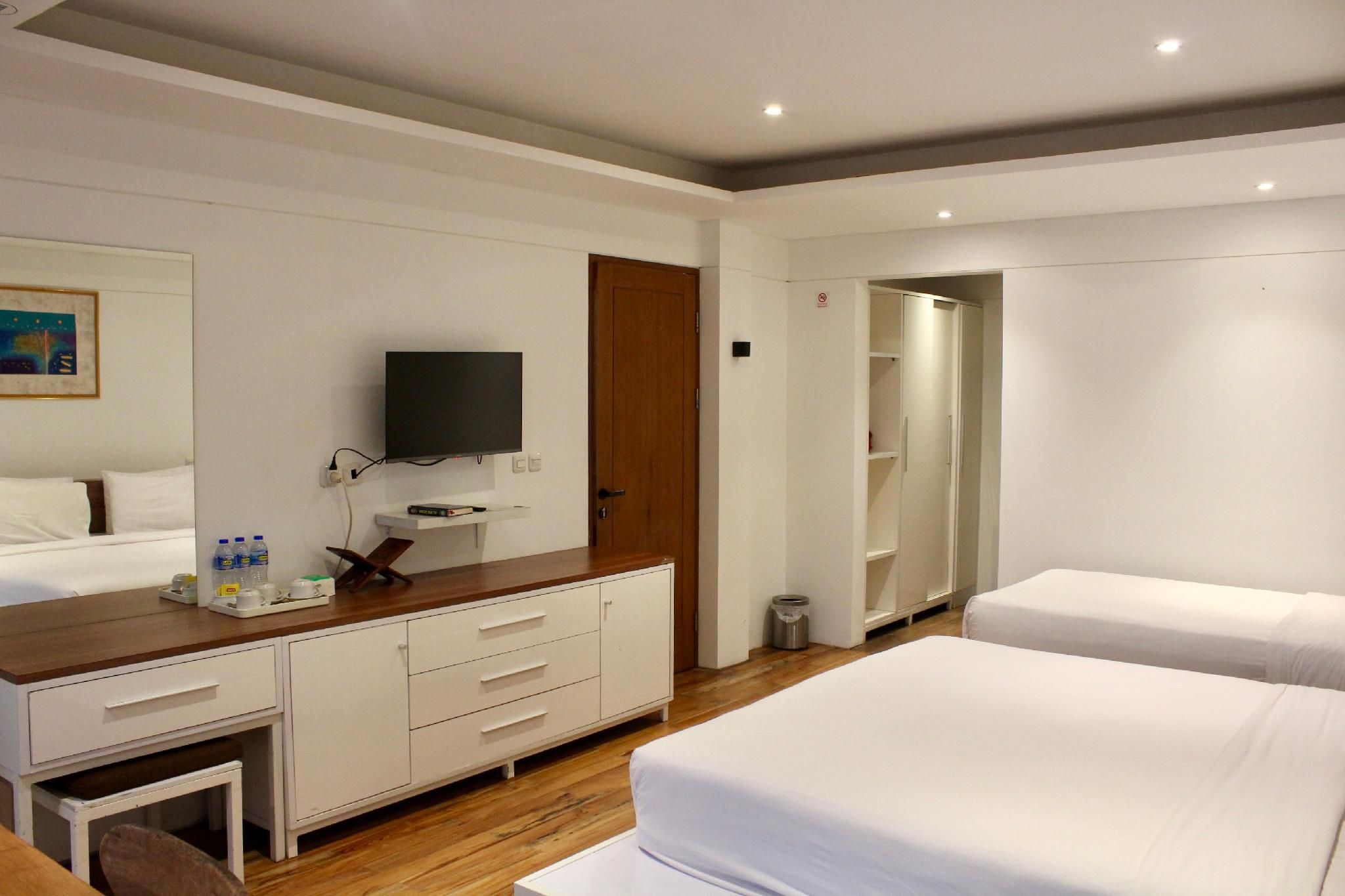 Family Room - 1 Single Bed and 1 Queen Bed