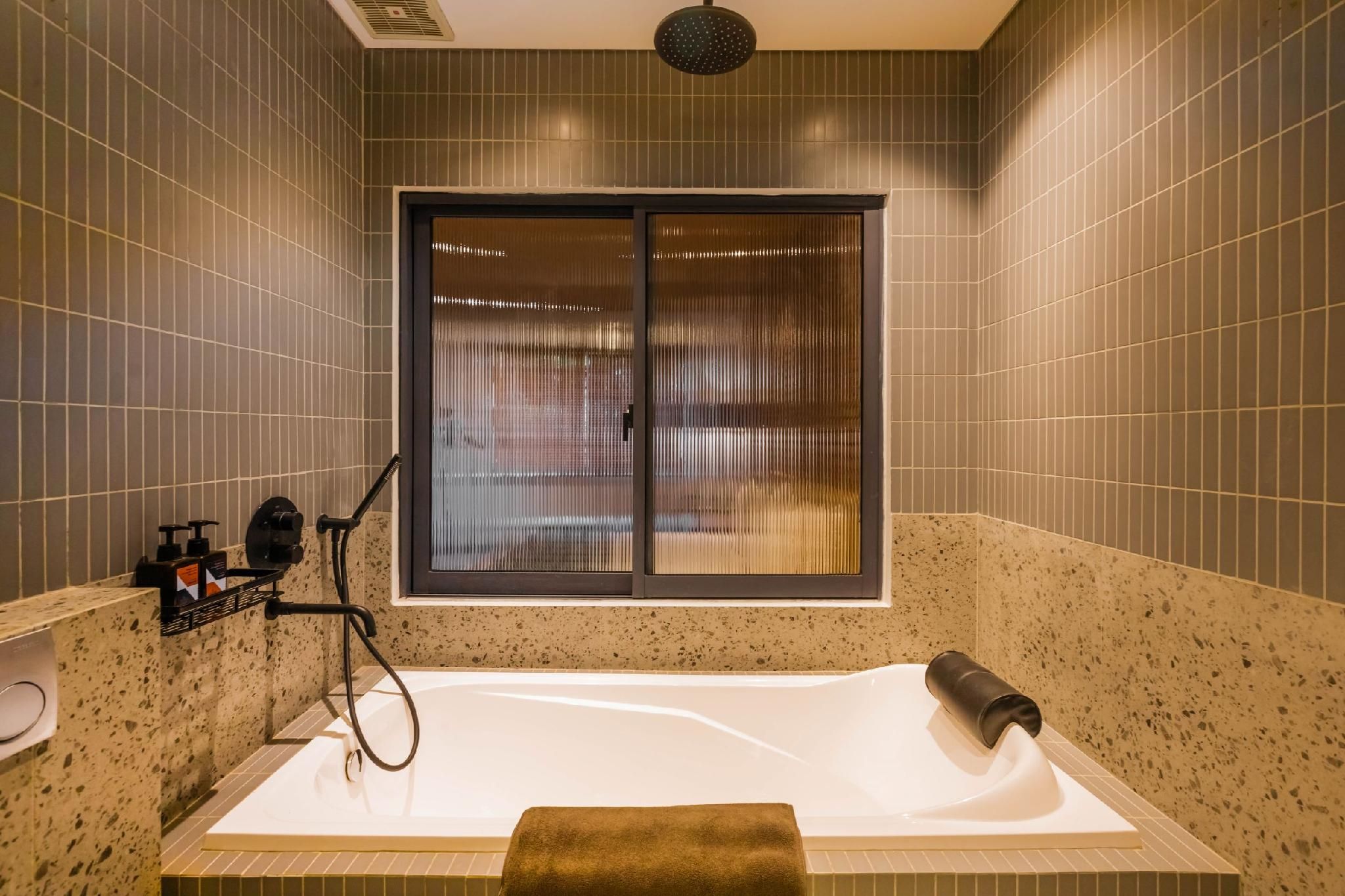 Medium Room with Bathtub