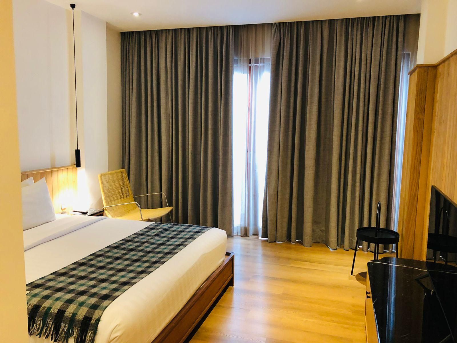 Medium Room with Bathtub