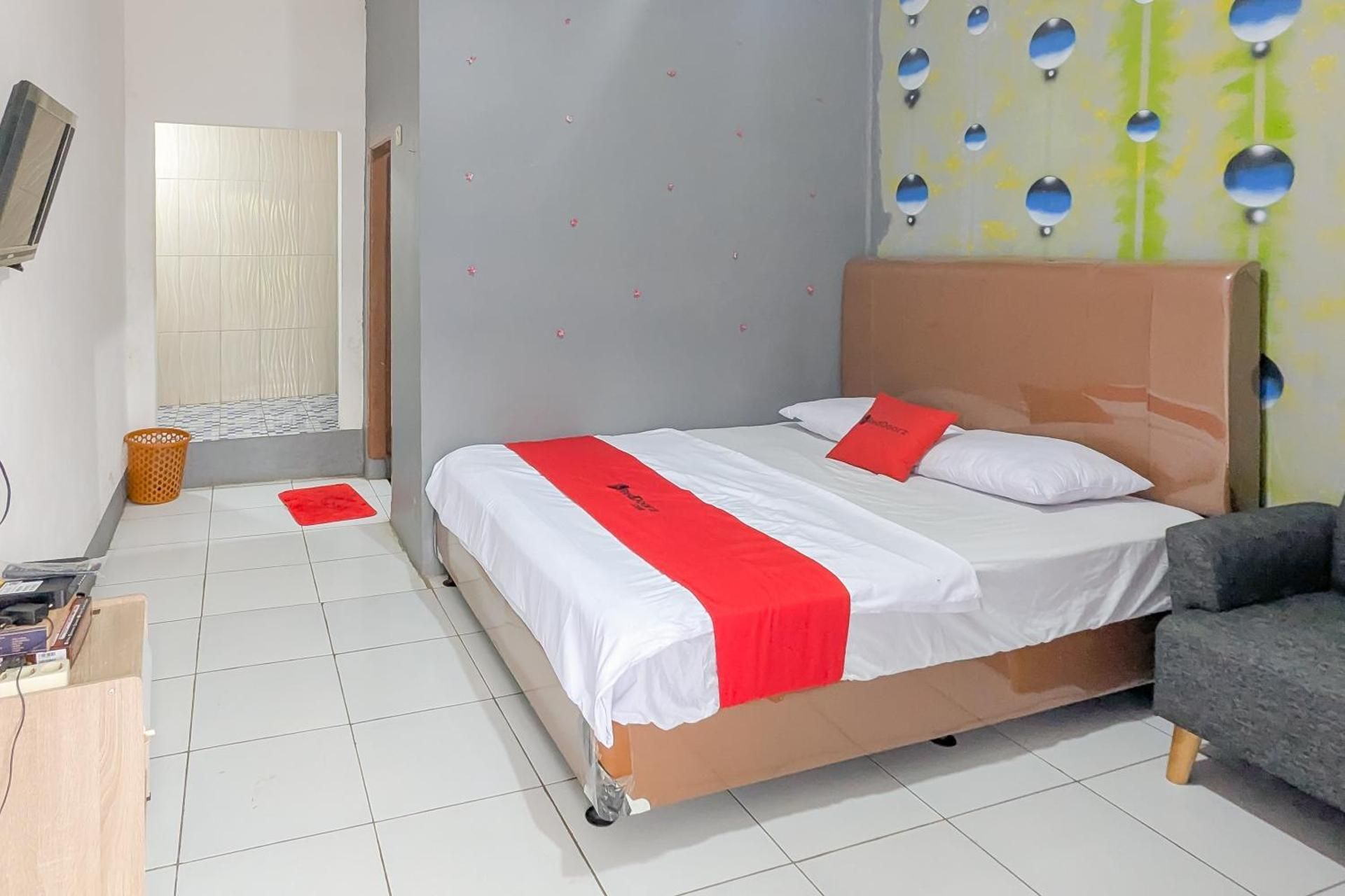 RedDoorz Room