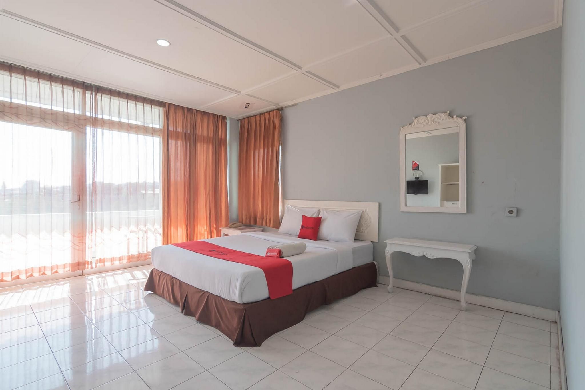 RedDoorz Room