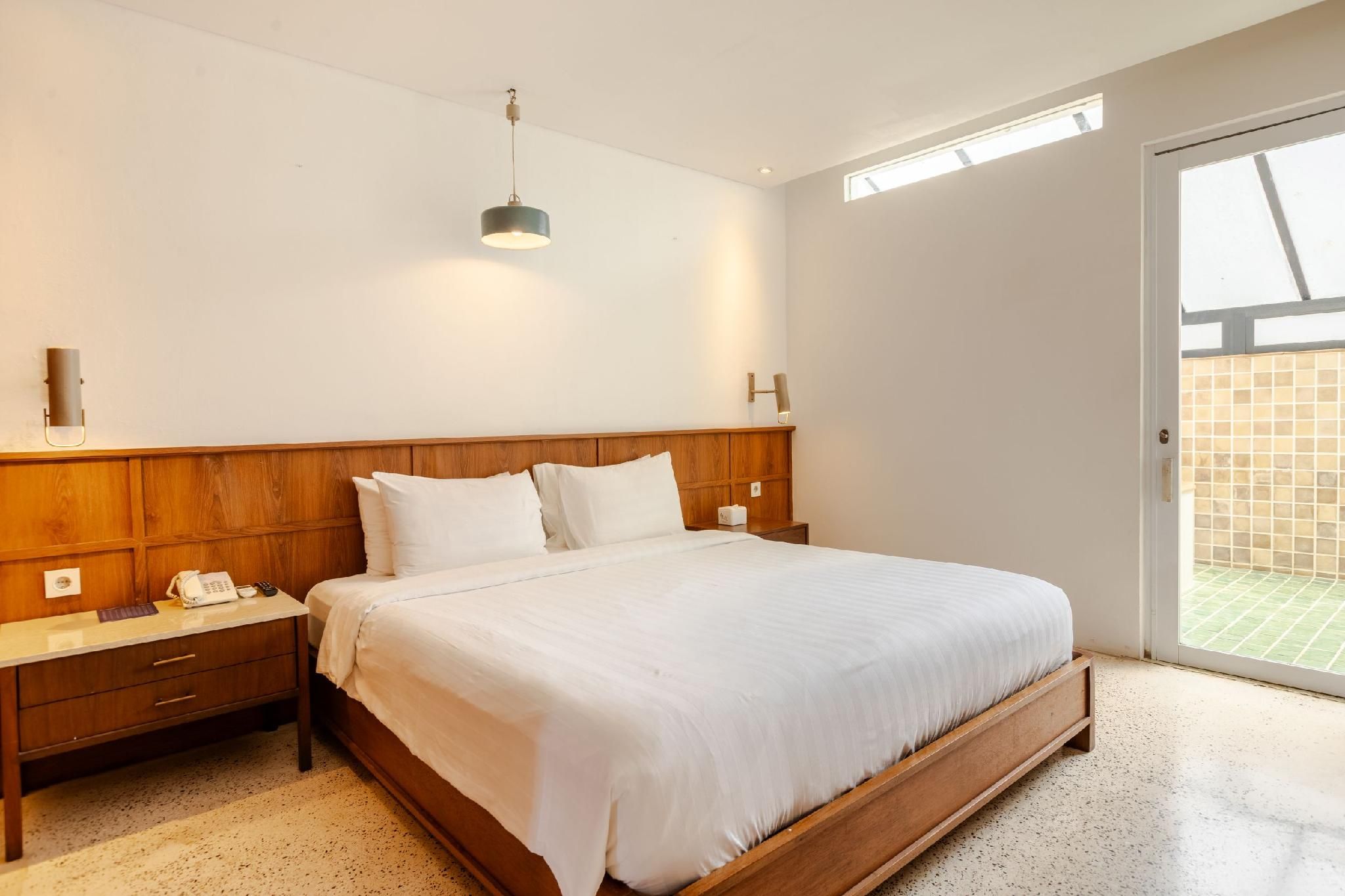 Medium Room with Bathtub