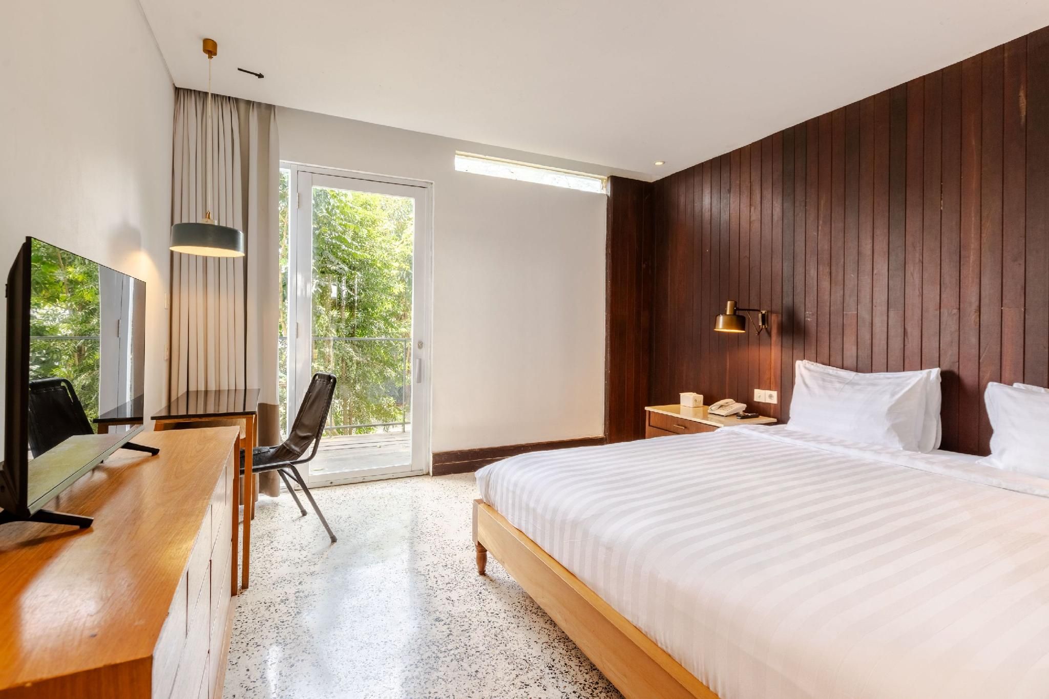 Medium Room with Balcony