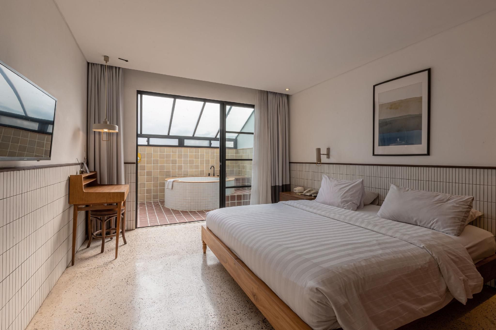 Medium Room with Bathtub