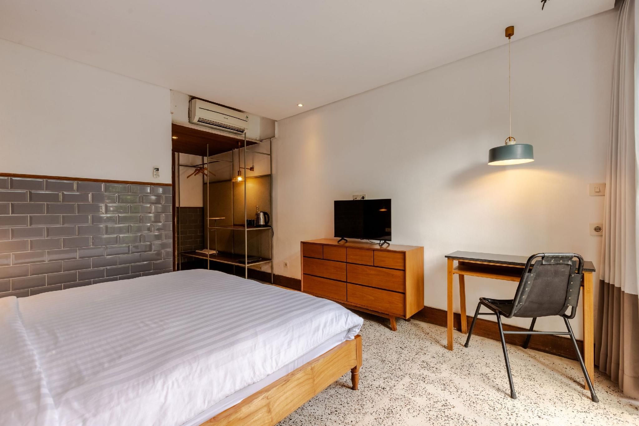 Medium Room with Balcony