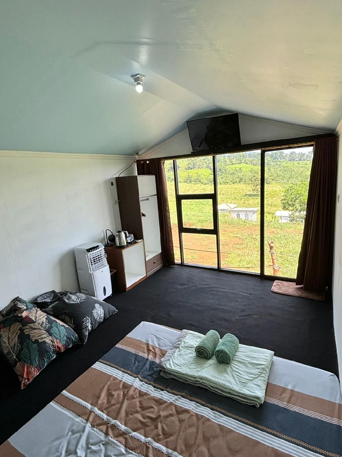 Deluxe - 1 Queen Bed