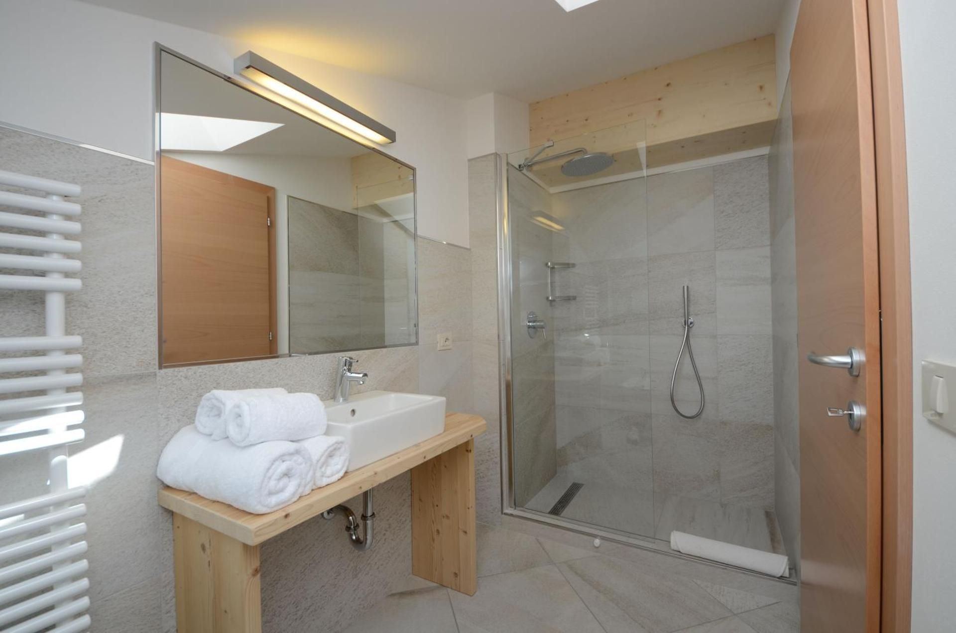 One-Bedroom Apartment with Montain View