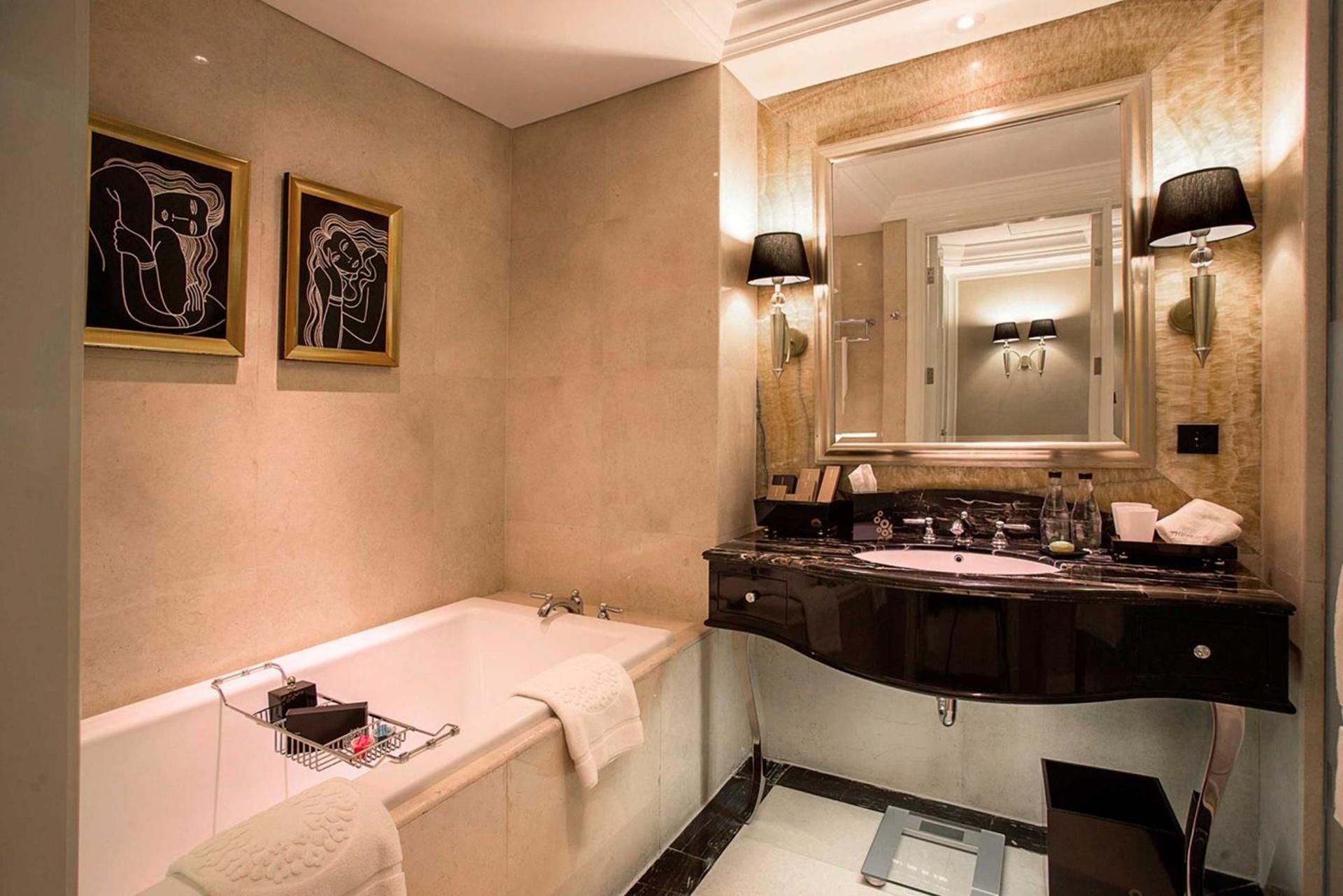 PREMIER SKYLINE ROOM