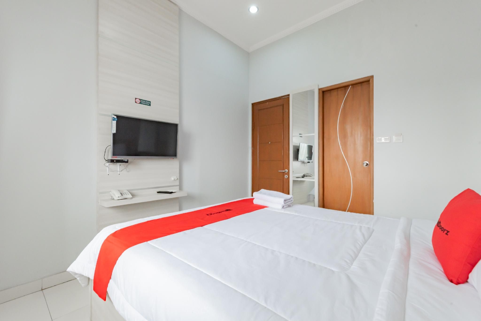 RedDoorz Room