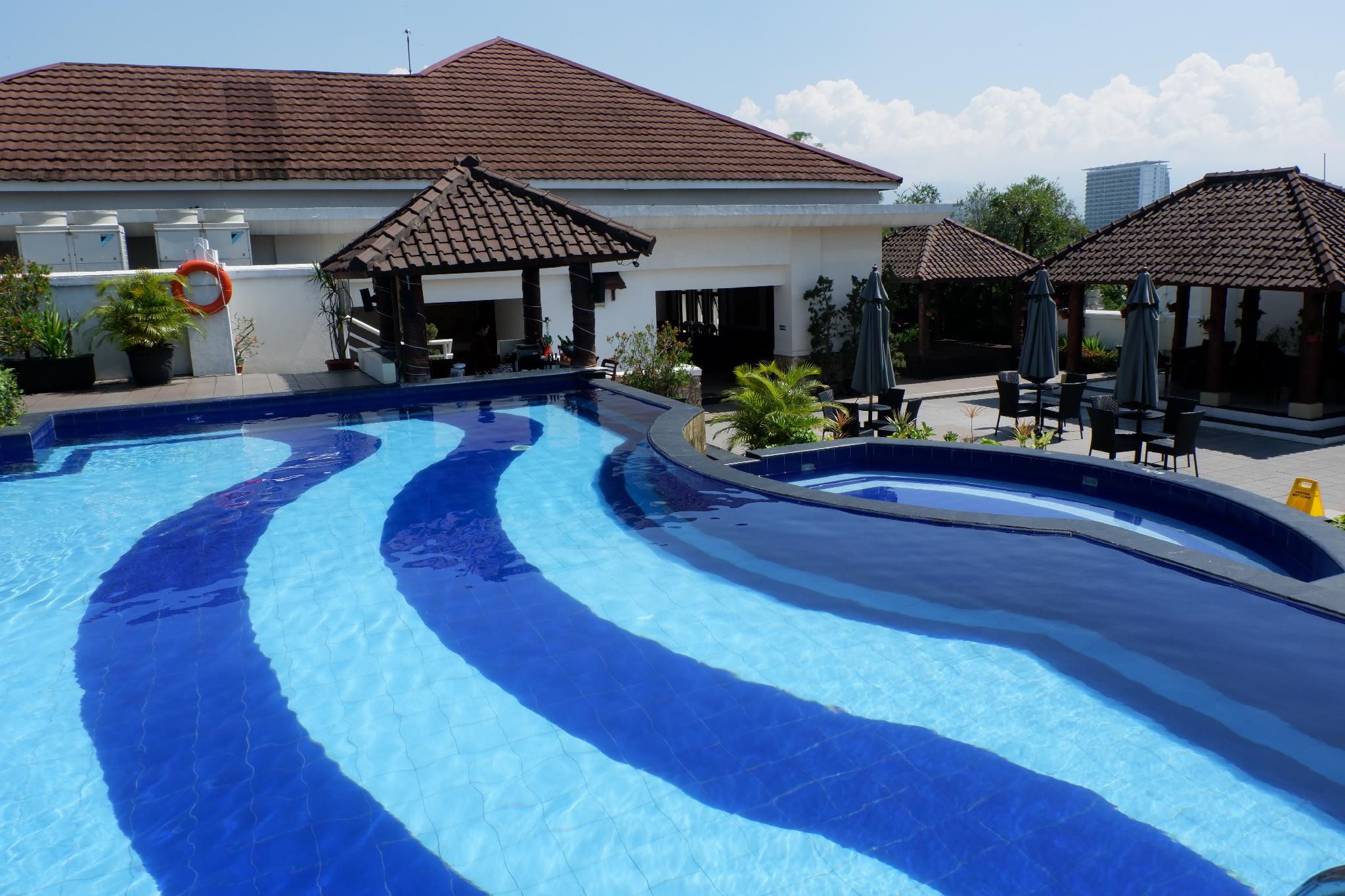 swimming pool [outdoor]