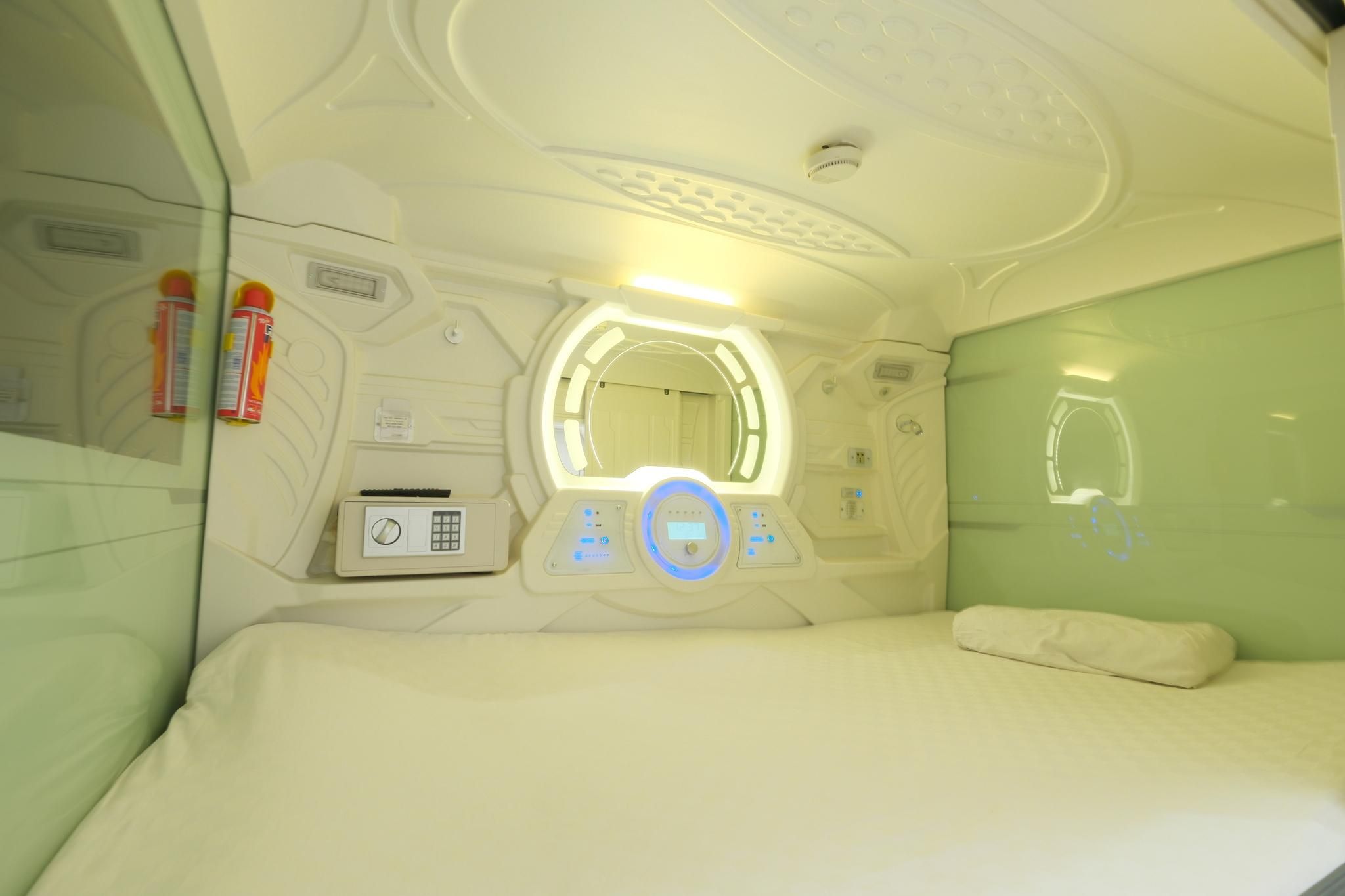 Capsule - Male Only, Non-Smoking