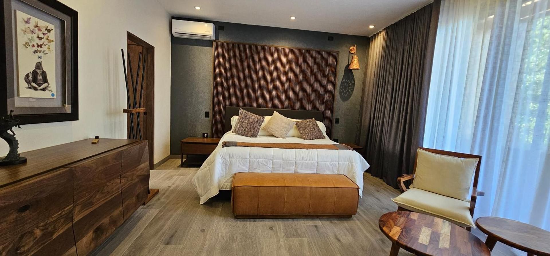 Queen Suite with Spa Bath