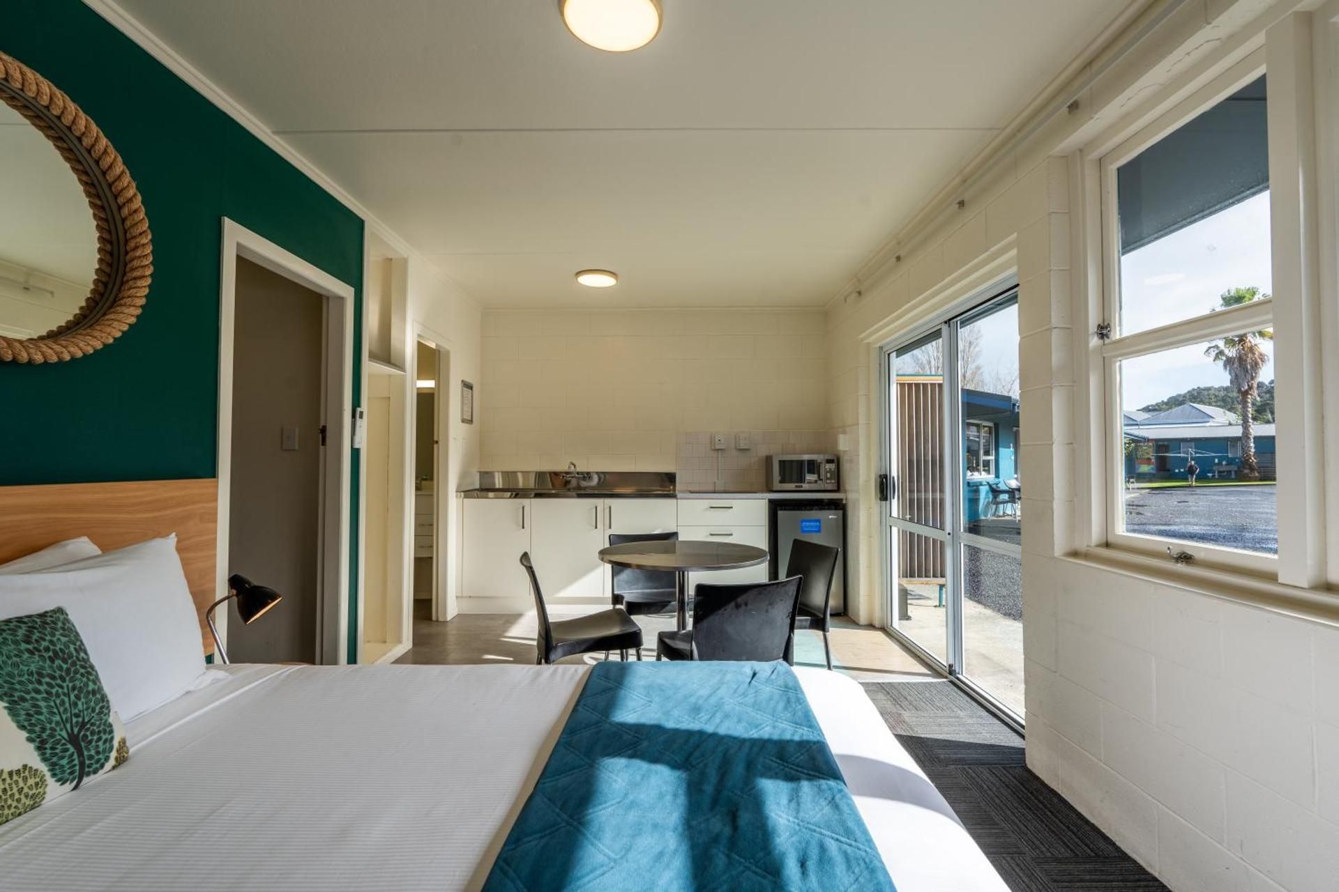 One-Bedroom Apartment (5 Adults)