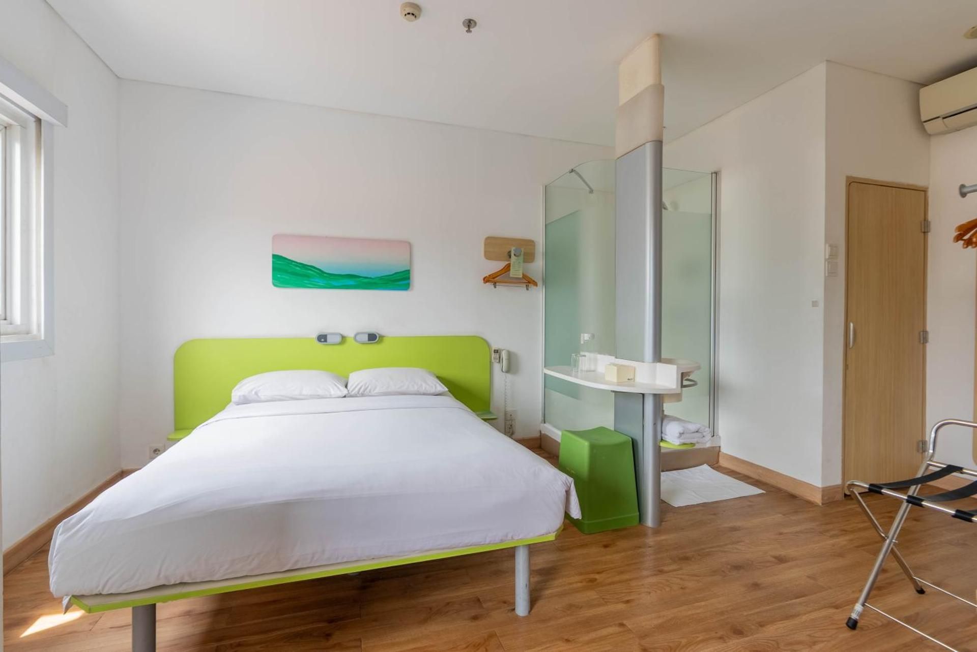 Deluxe Queen Bed