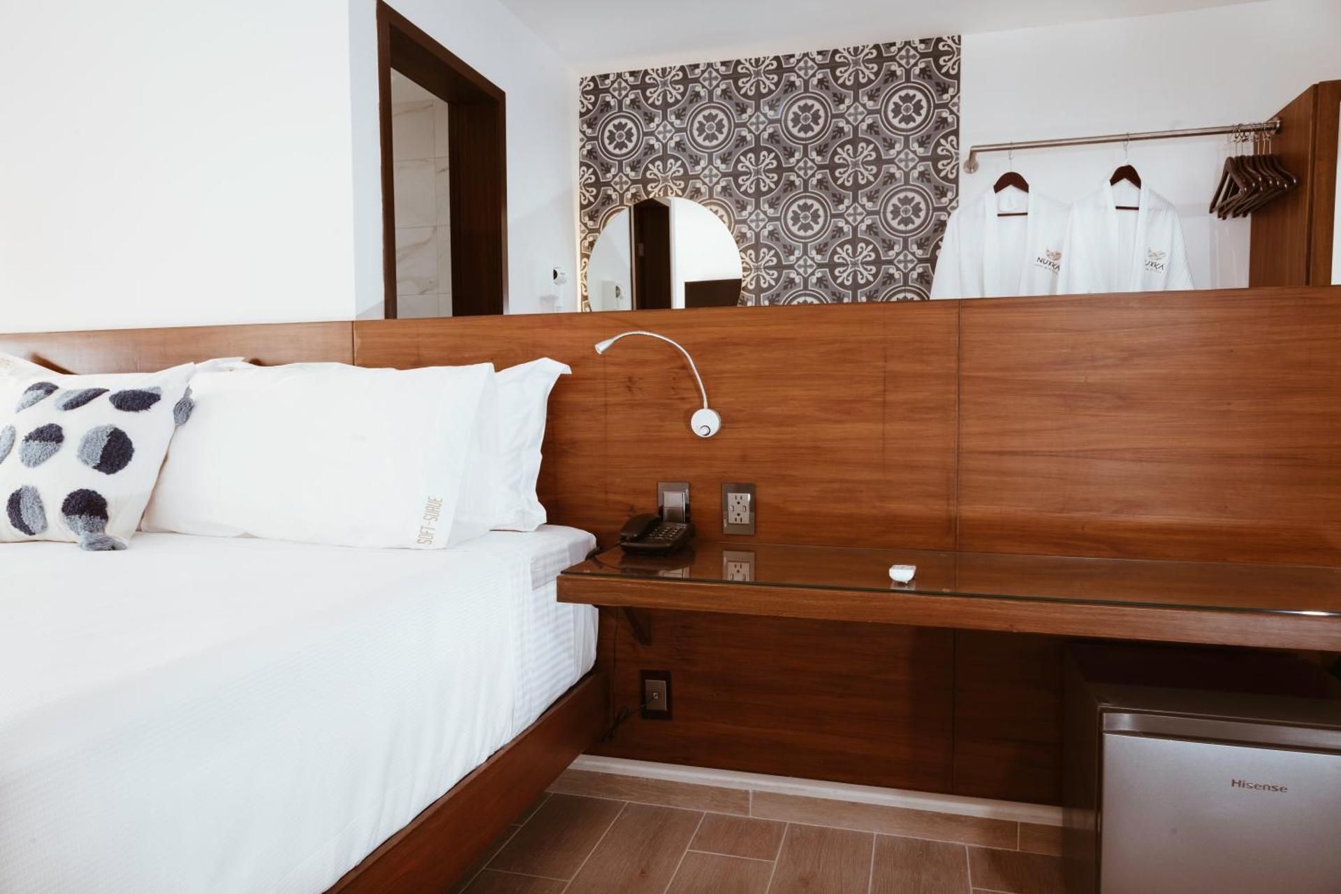 Nuxka Hotel Standard King Room 2