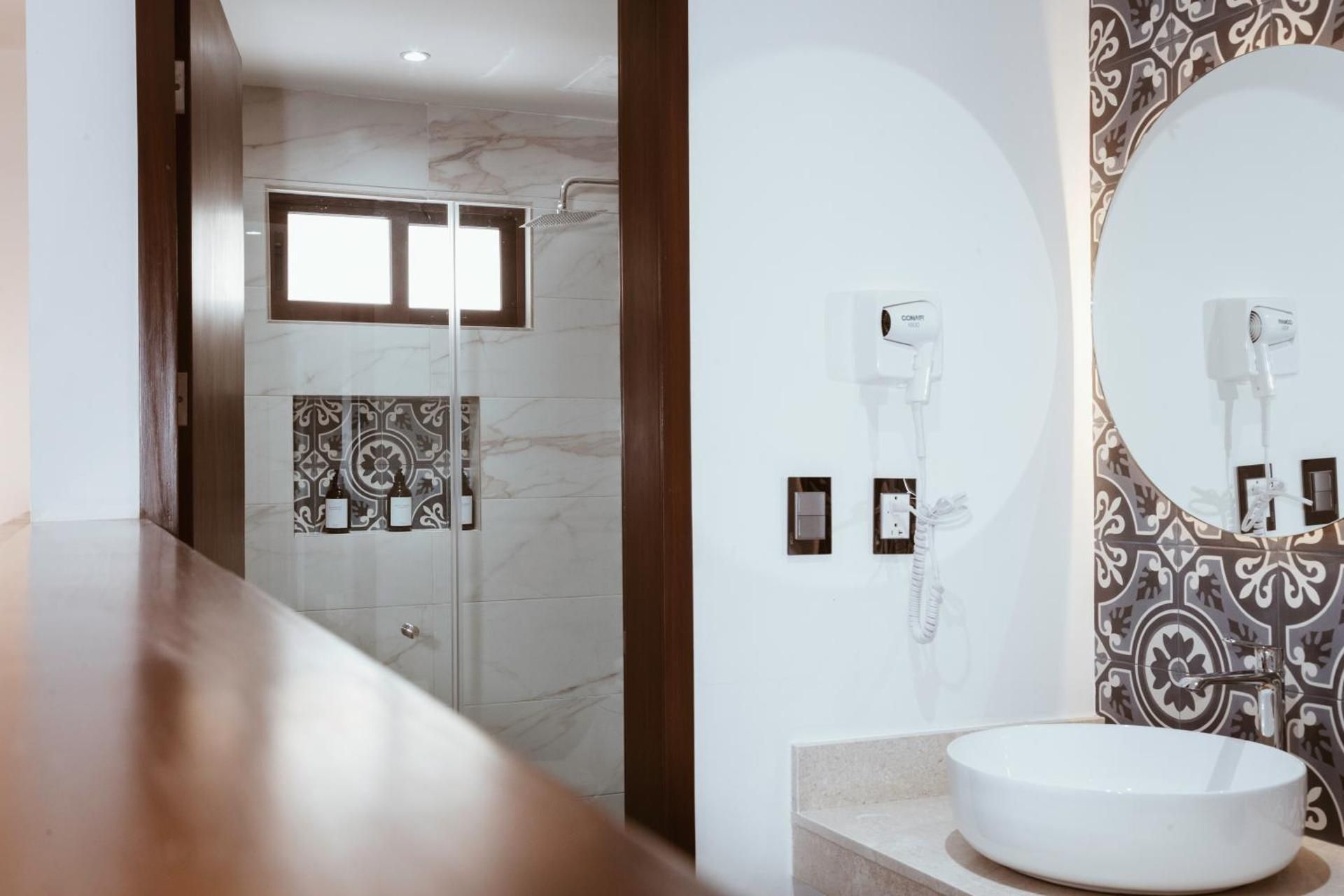 Nuxka Hotel Standard King Room 3