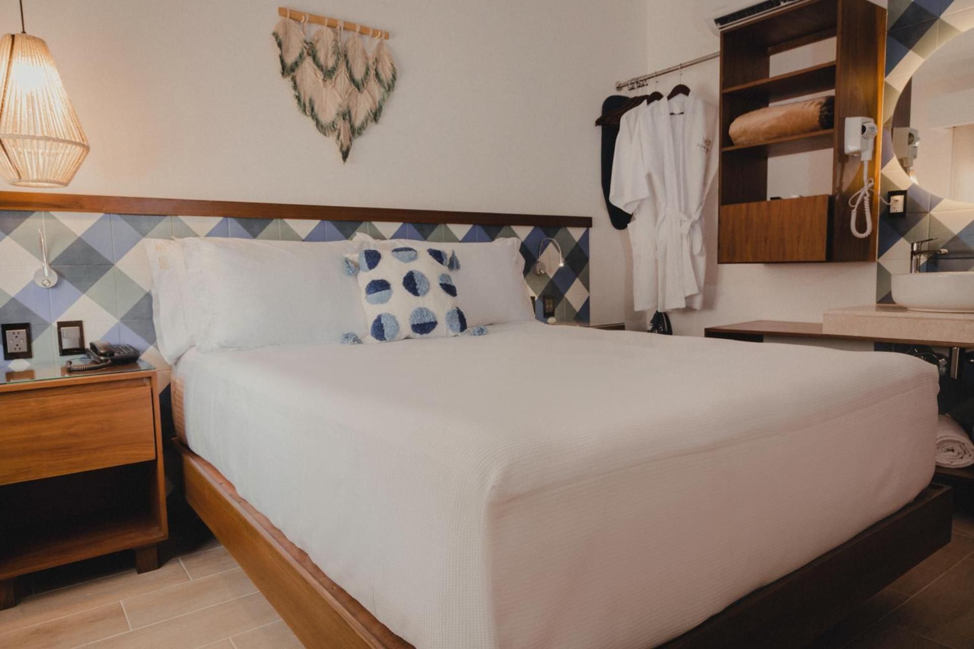 Nuxka Hotel Standard Queen Room 2