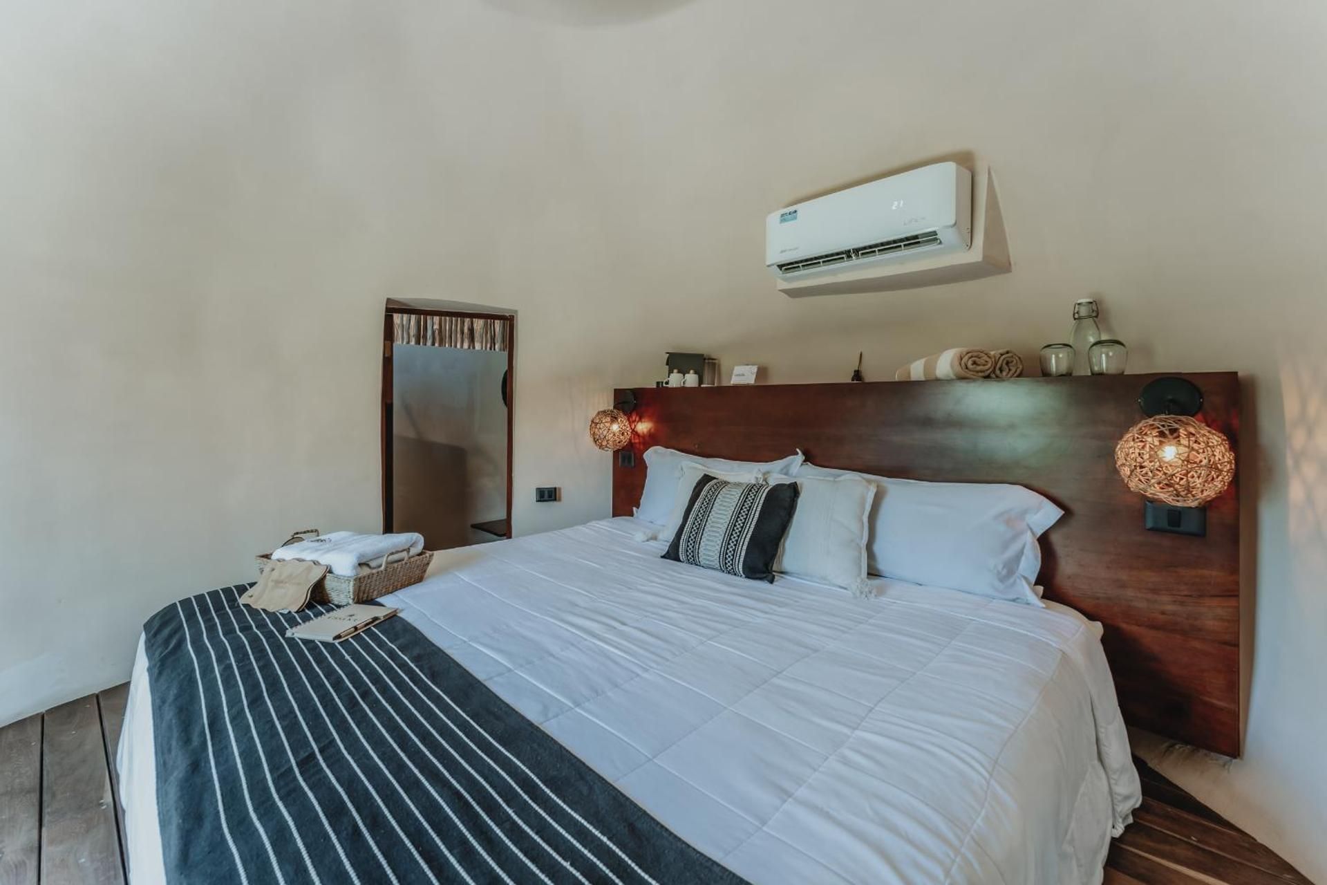 Casa Ku Queen Room with Garden View 2