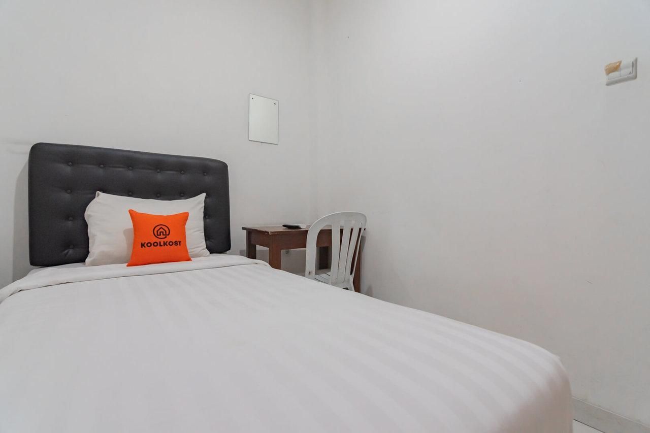Single Room With Sharing Bathroom