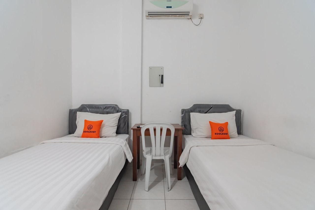 Twin Room With Sharing Bathroom