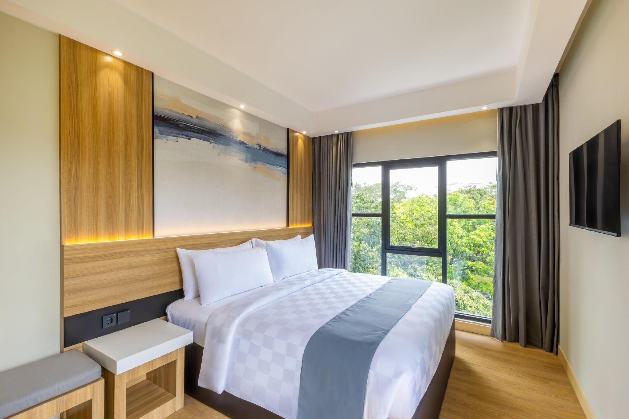 1 Double Bed, Smoking, Deluxe Room, Flat Screen TV, Full Breakfast Included