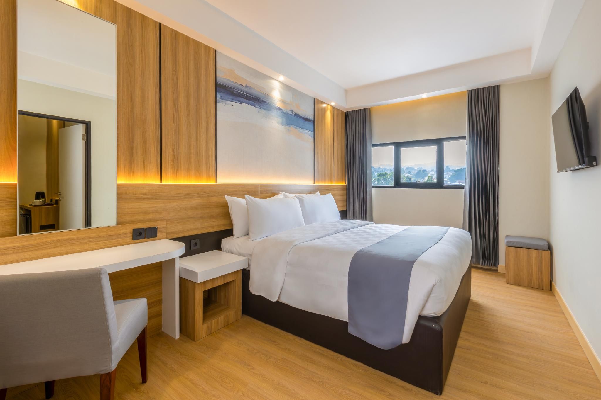 1 Double Bed, Smoking, Executive Room, Flat Screen TV, Full Breakfast Included
