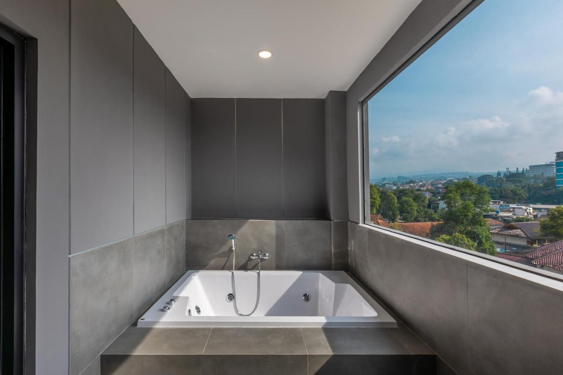 Junior Double Suite with Spa Bath - Smoking