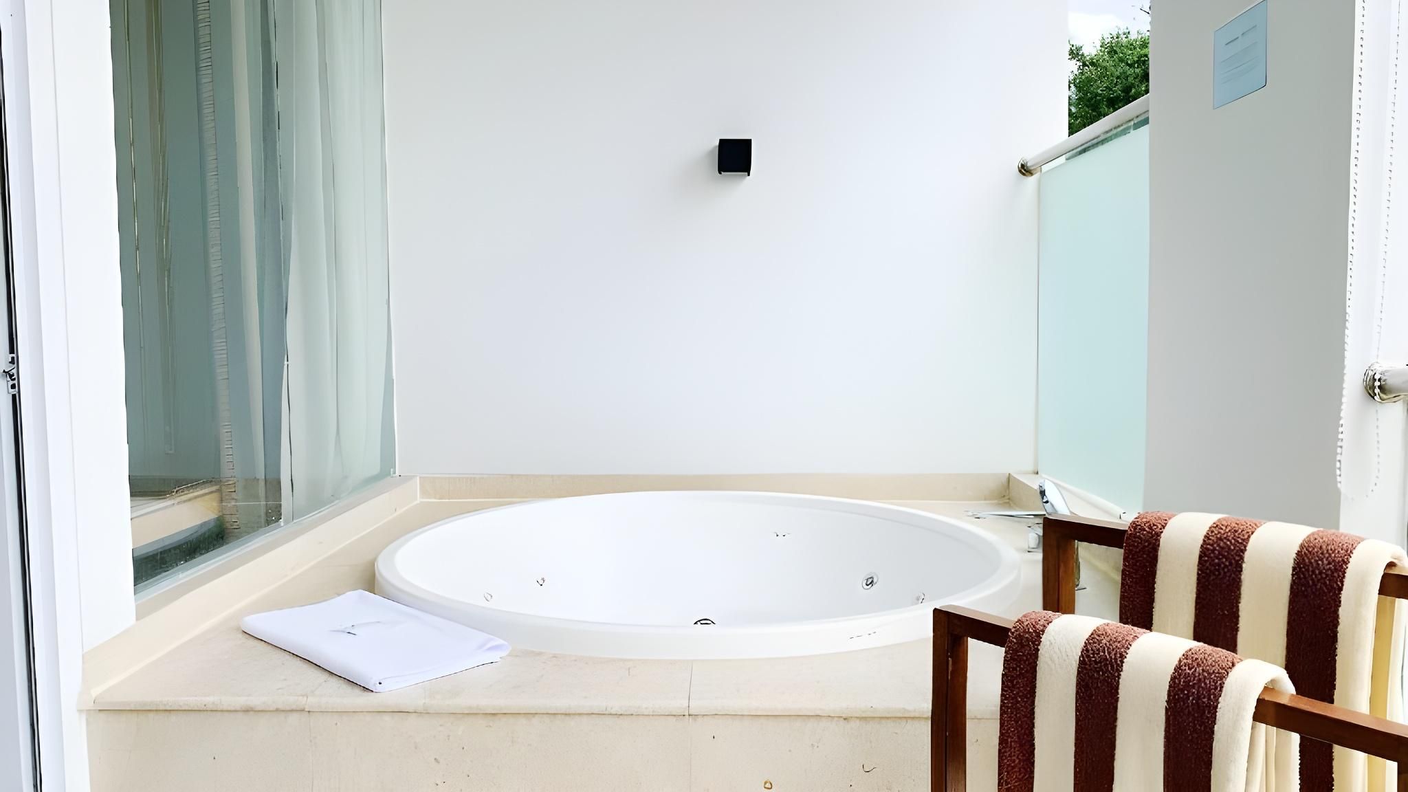 Standard suite hot tub