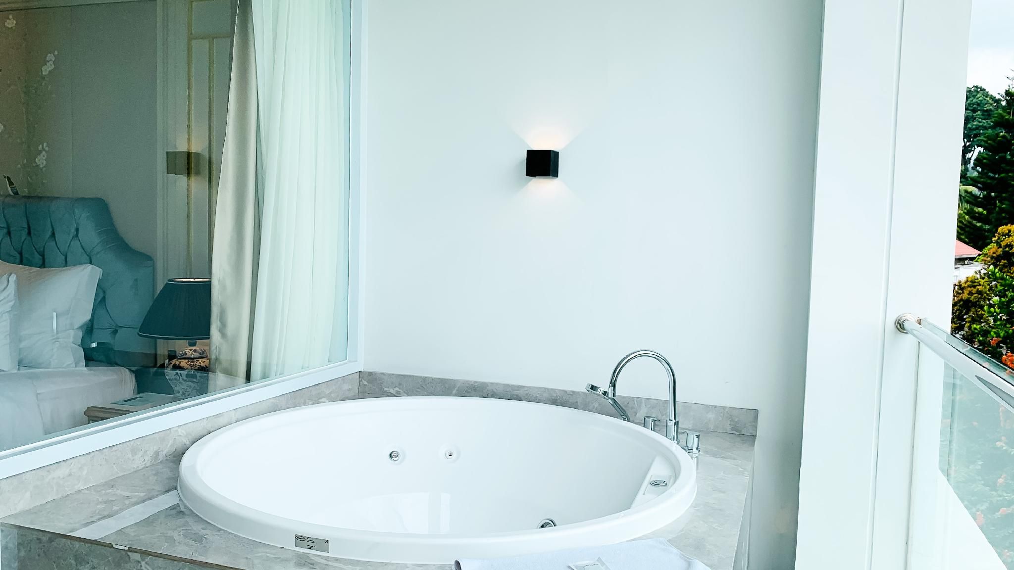 Residence 2-Bedroom Executive Suite with Hot Tub