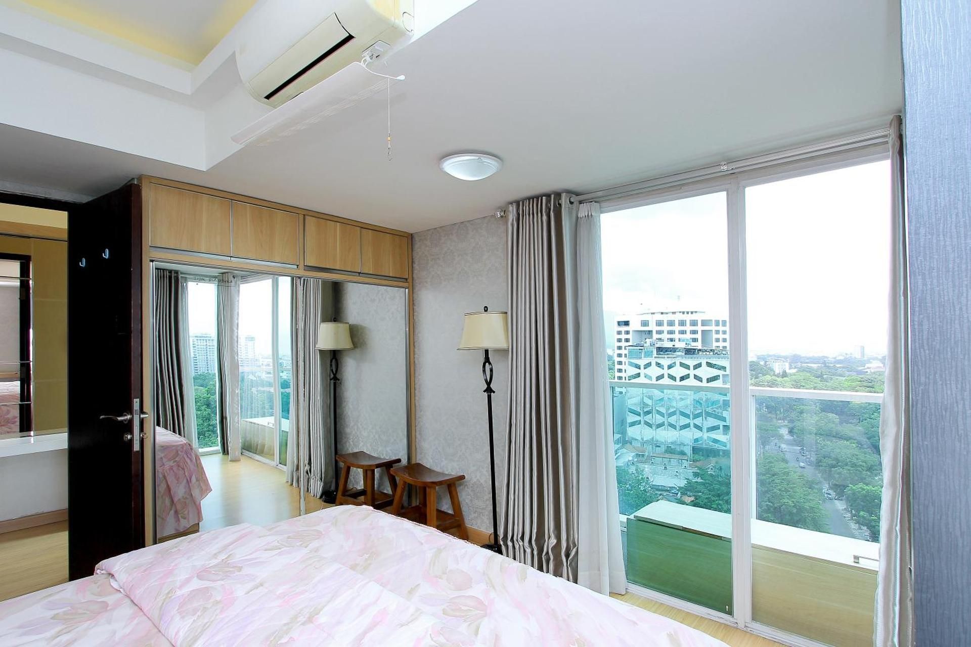Apartment with City View