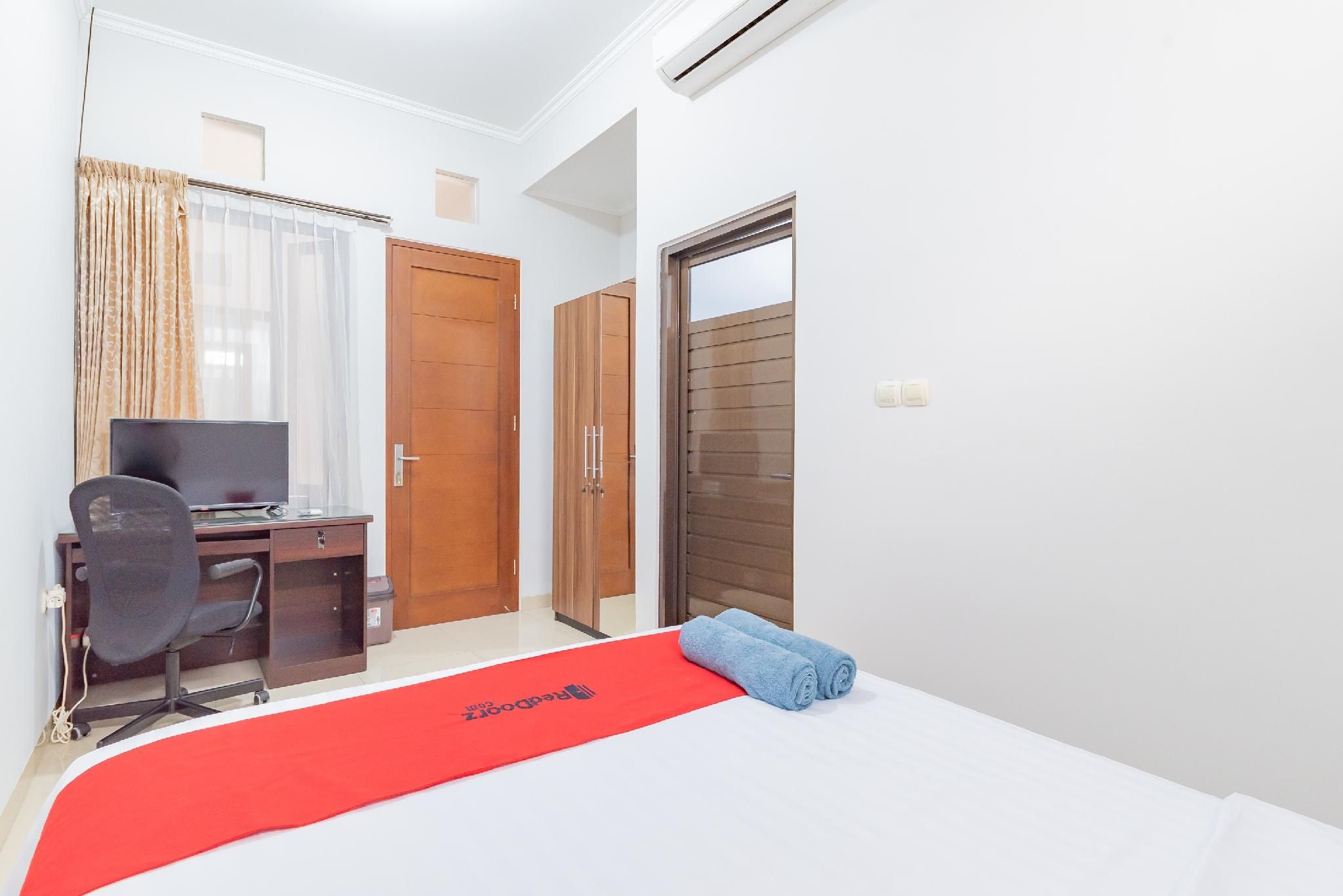 RedDoorz Room