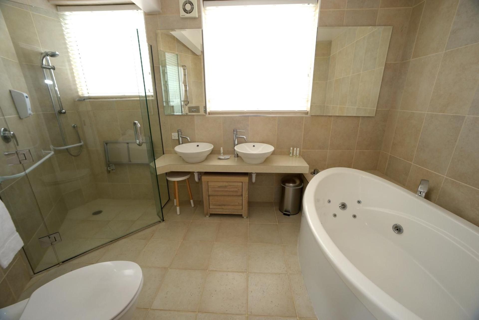 Queen Room with Spa Bath