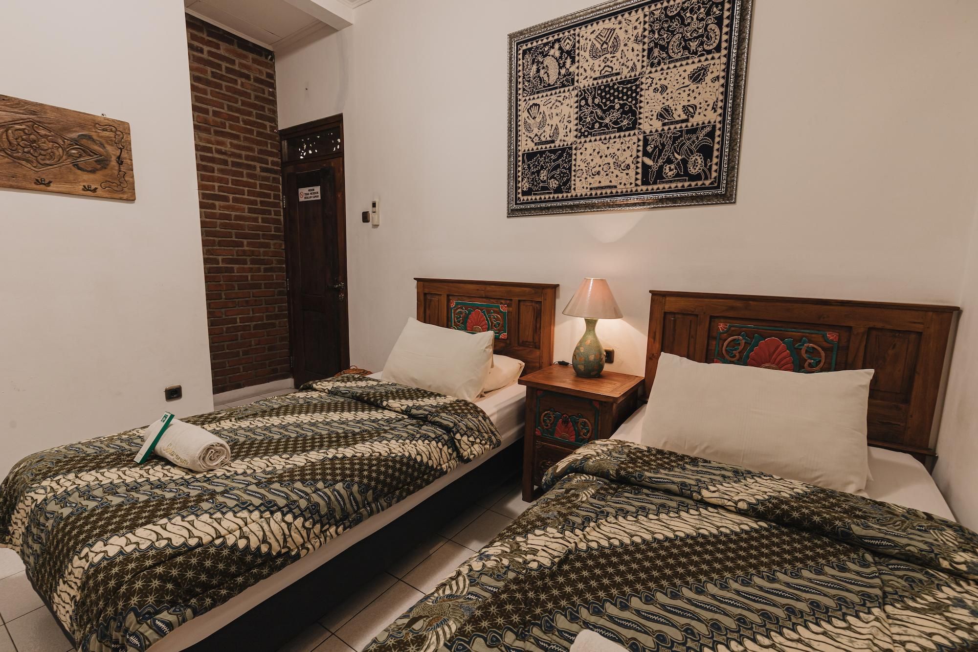 Standard Twin Beds Room