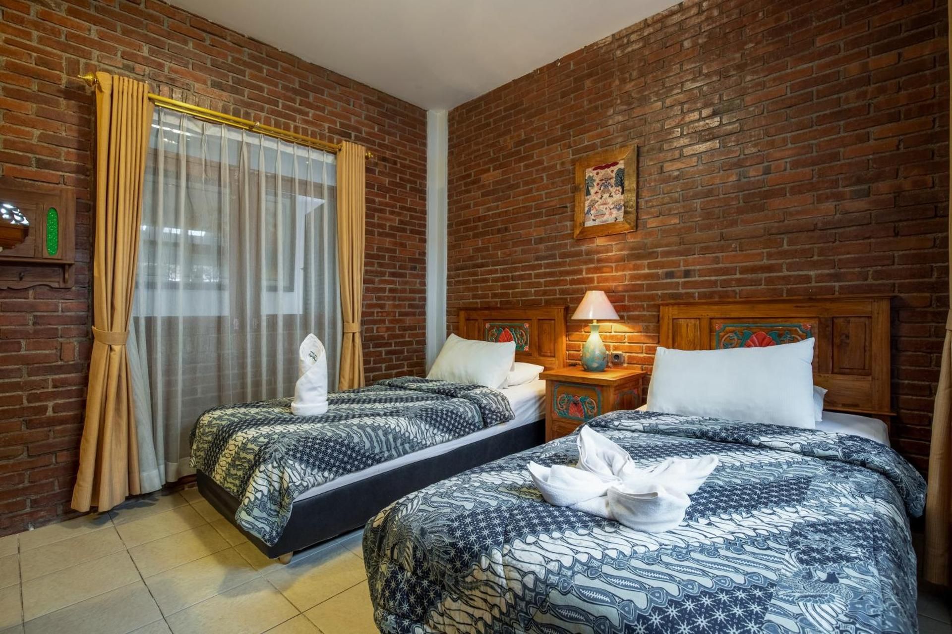 Standard Twin Beds Room
