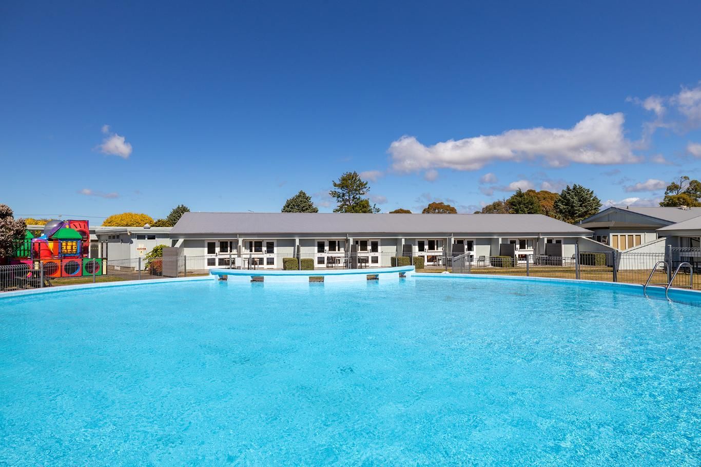 swimming pool [outdoor]