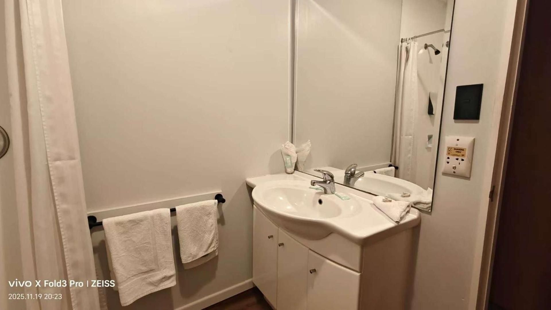 Chanel Court Motel Studio 82