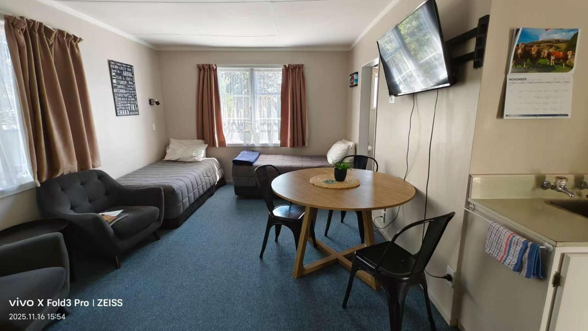 Chanel Court Motel Studio 127