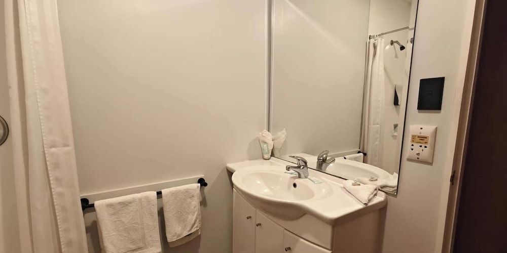 Chanel Court Motel Comfort Studio 5