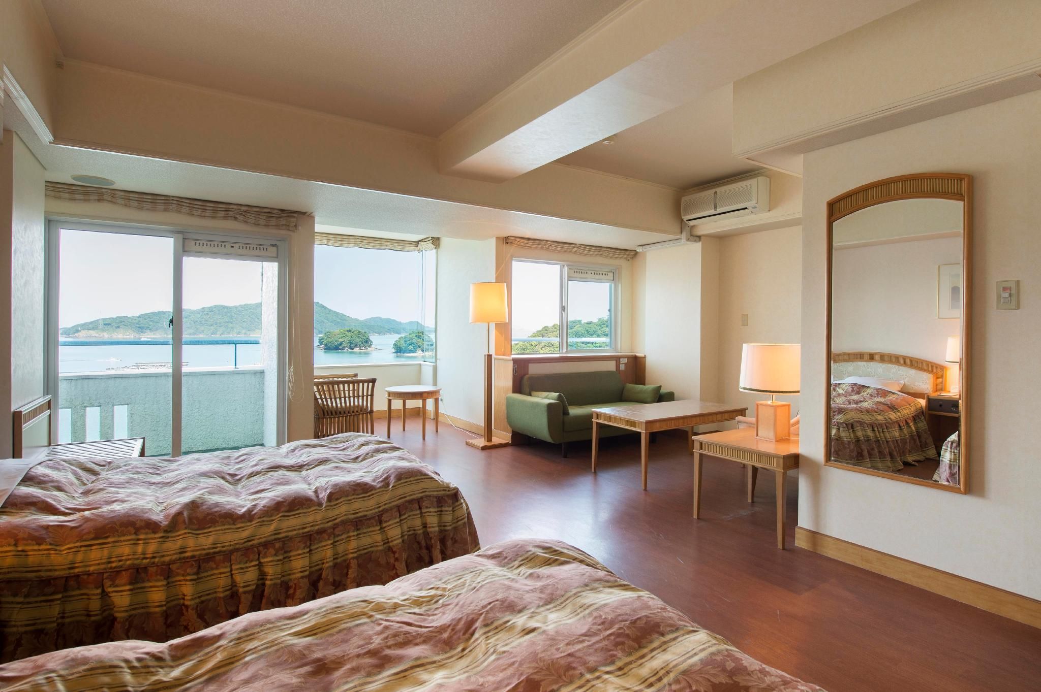 Ocean View Top Floor Deluxe Twin Room