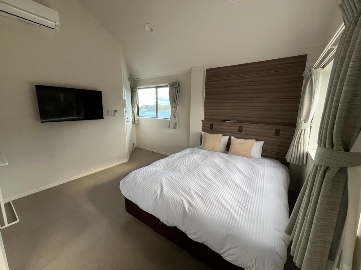 Queen Bed Room