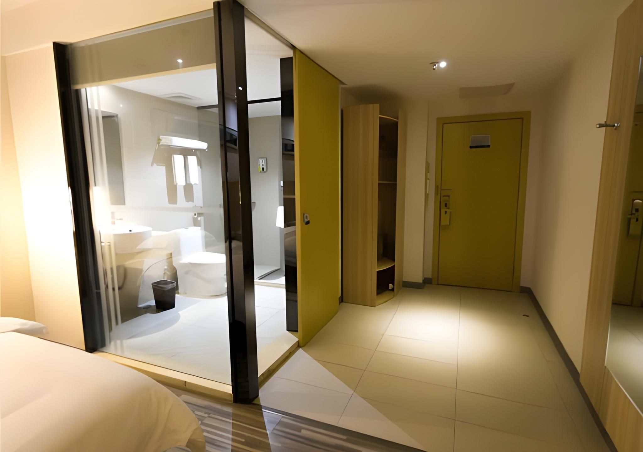 Business Queen Room
